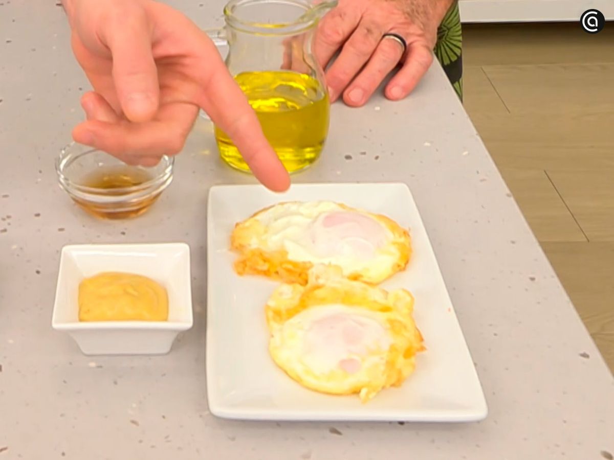 Casca los huevos y fríelos en una sartén con un poco de aceite