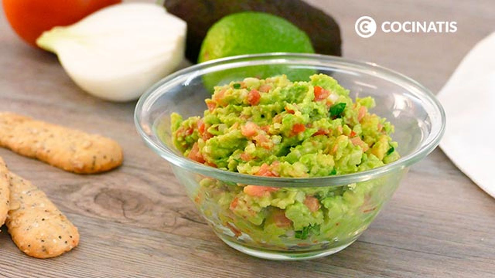 Acompáñalo con unos nachos o chips vegetales Receta de guacamole original mexicano paso 5