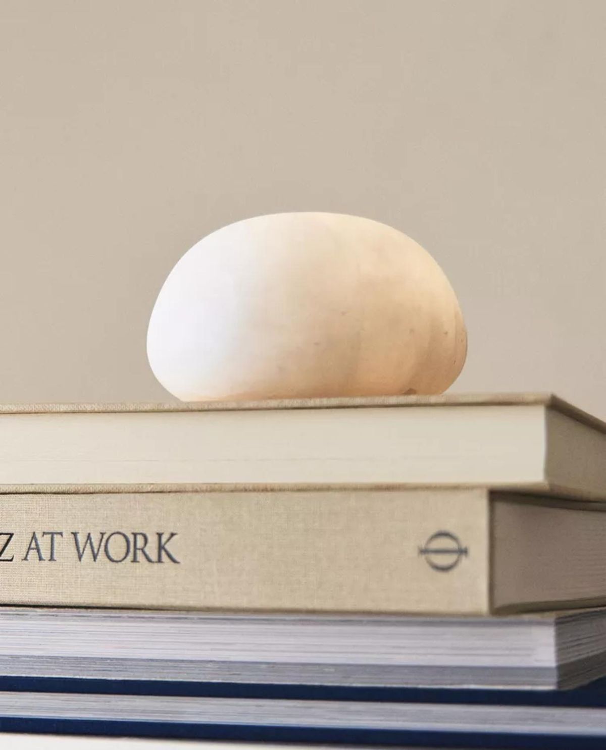 Lámpara de alabastro redonda.