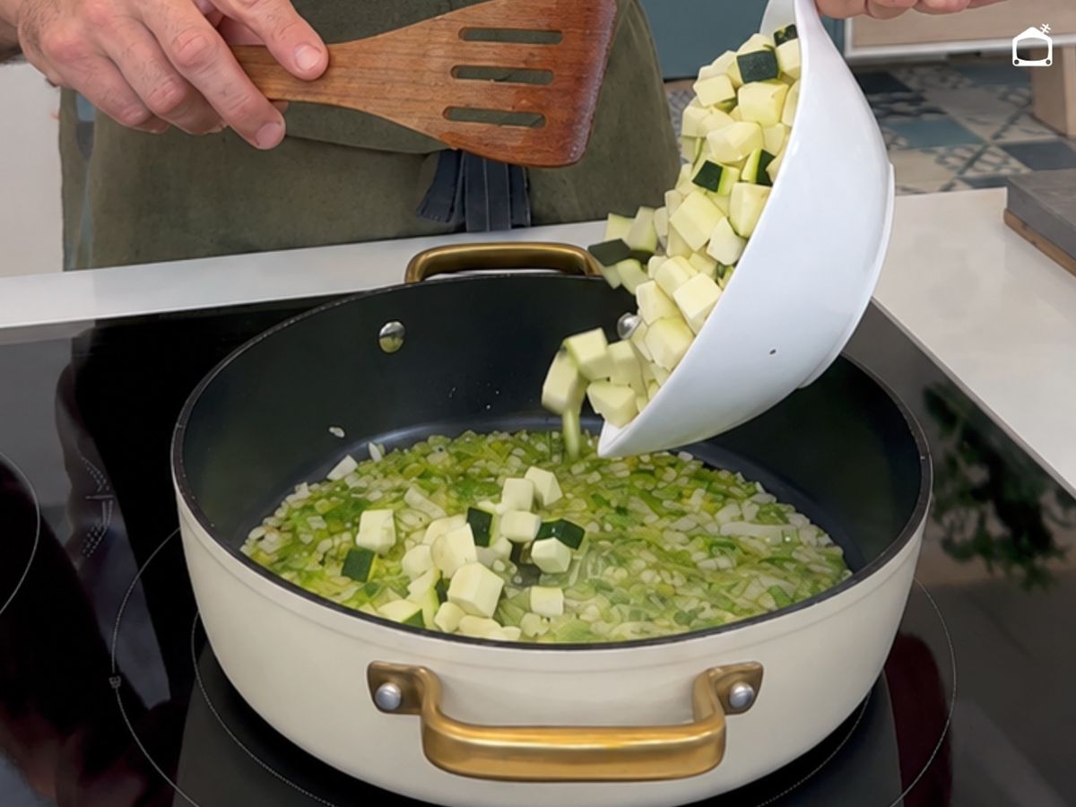 Rehoga la cebolla, el pimiento y el calabacín