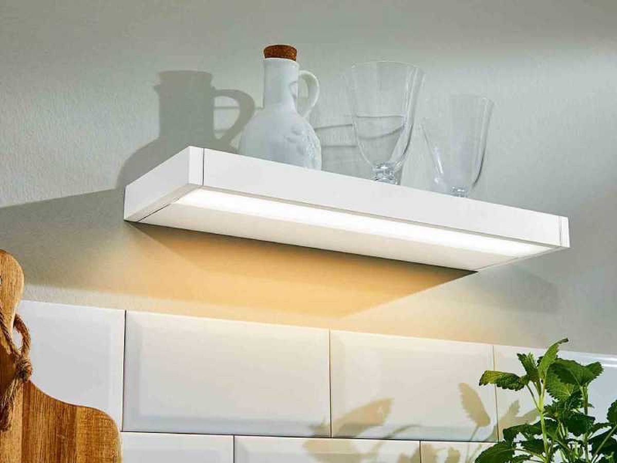 Estantería iluminada.