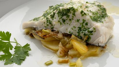 Bacalao fresco con patatas panadera, receta de Karlos Arguiñano al horno con resultado jugoso y casero