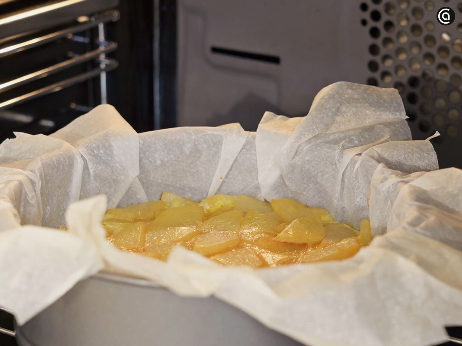 Mete la tortilla al horno para que se cocine Tortilla de patatas al horno - paso 4