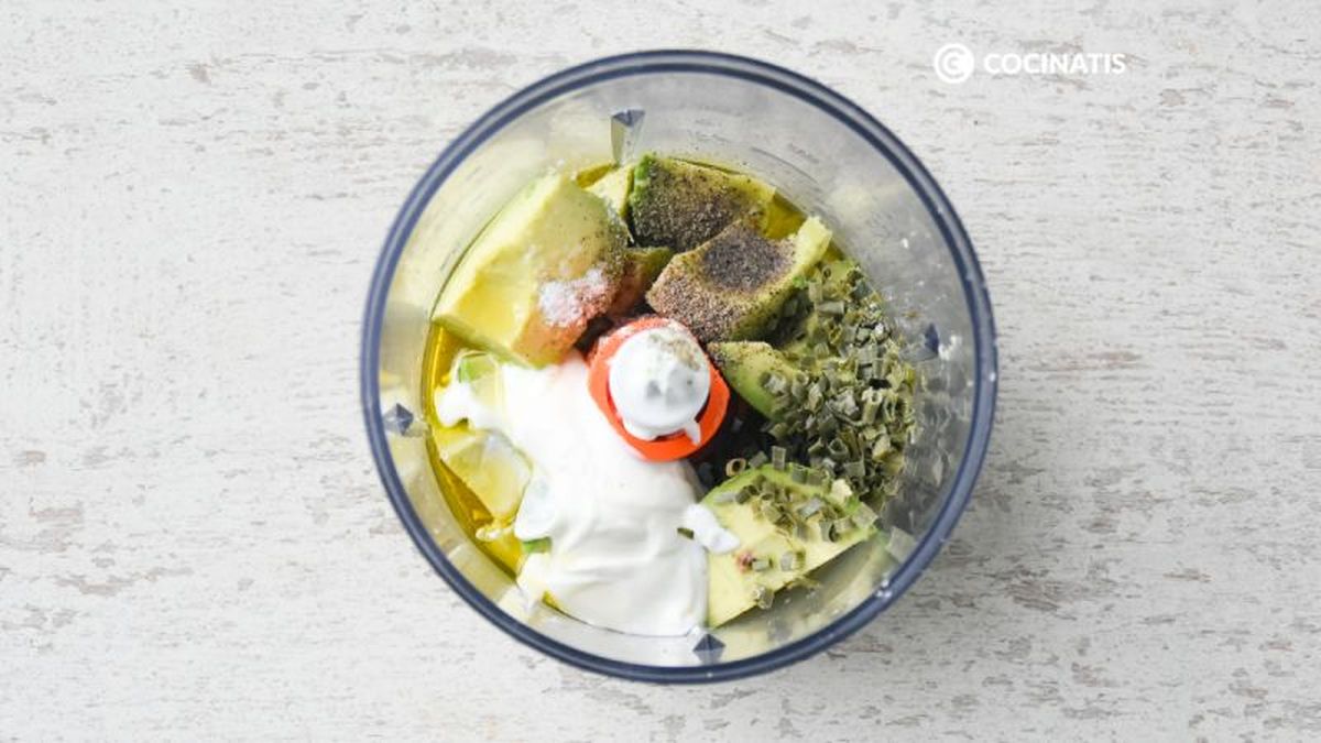 Ingredientes para mousse de aguacate en la picadora