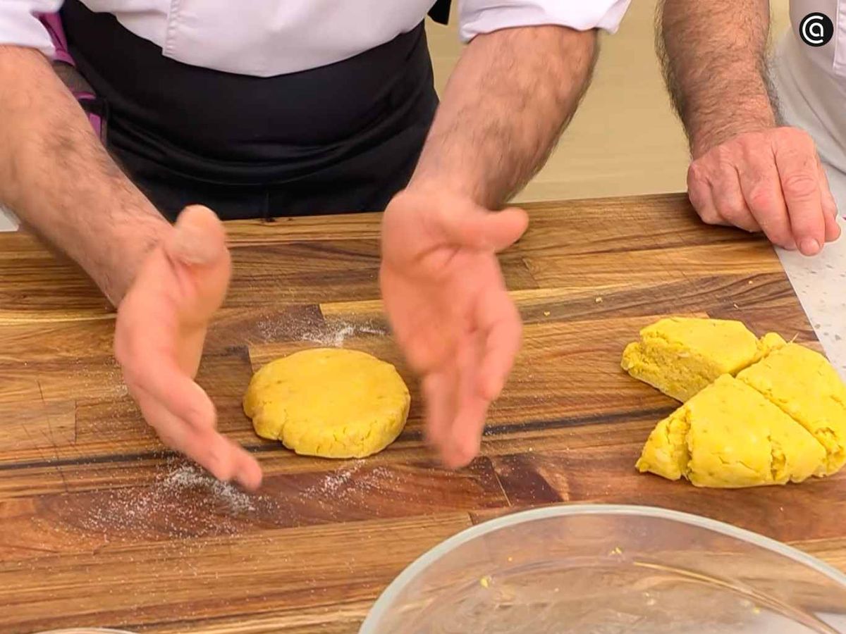 Forma las arepas de maíz