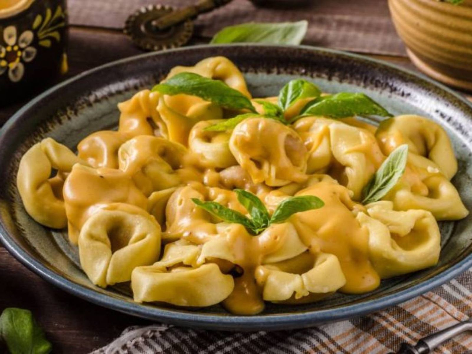 Tortellini rellenos de carne con una salsa cremosa de queso.
