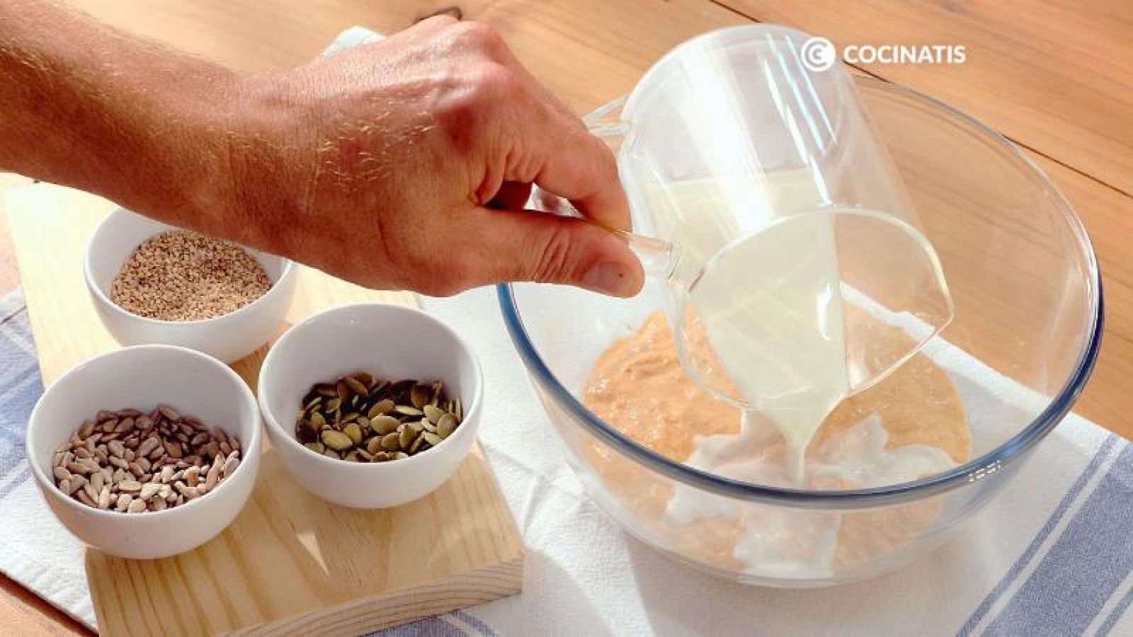 Añade al bol la leche, el sésamo, las pipas de girasol y las semillas de calabaza Añade al bol la leche, el sésamo, las pipas de girasol y las semillas de calabaza