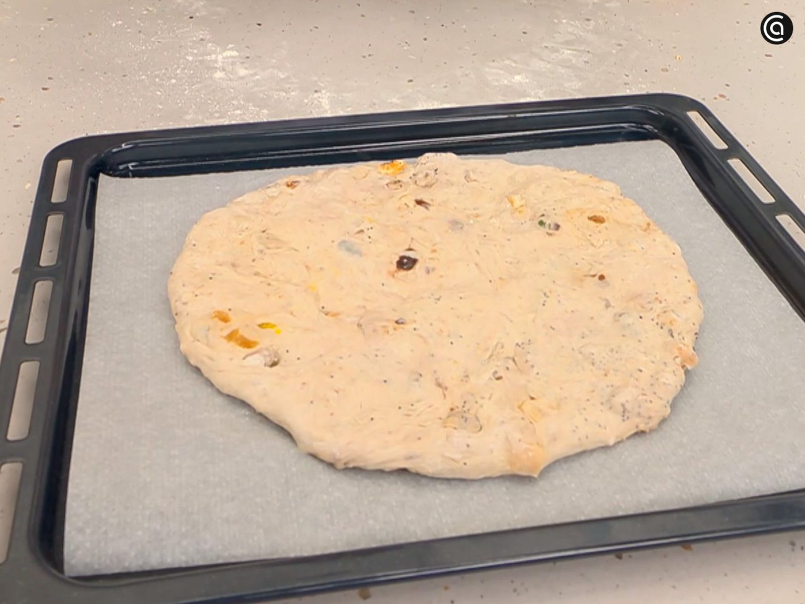 Forma una torta con la masa y déjala reposar