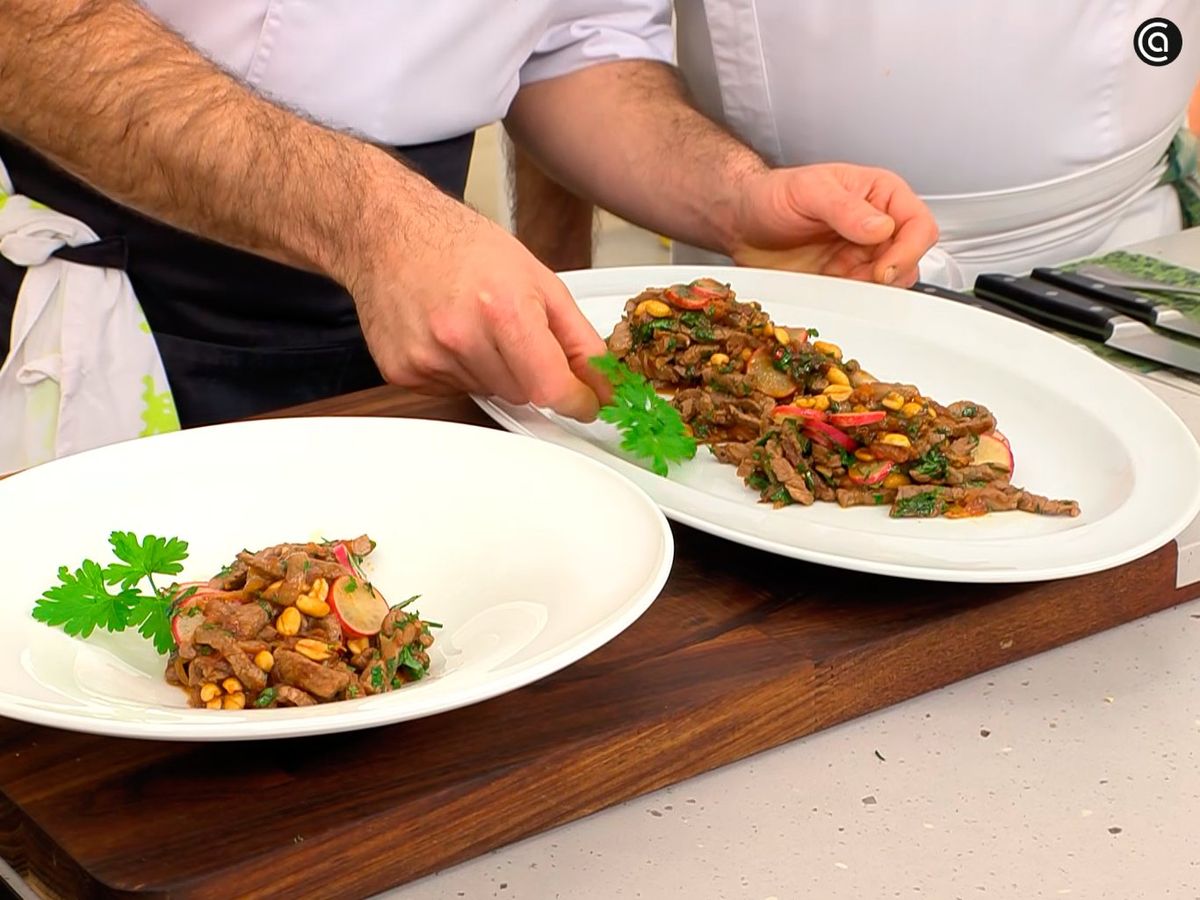 Sirve el salteado thai de ternera y cacahuete y corona con un poco de perejil