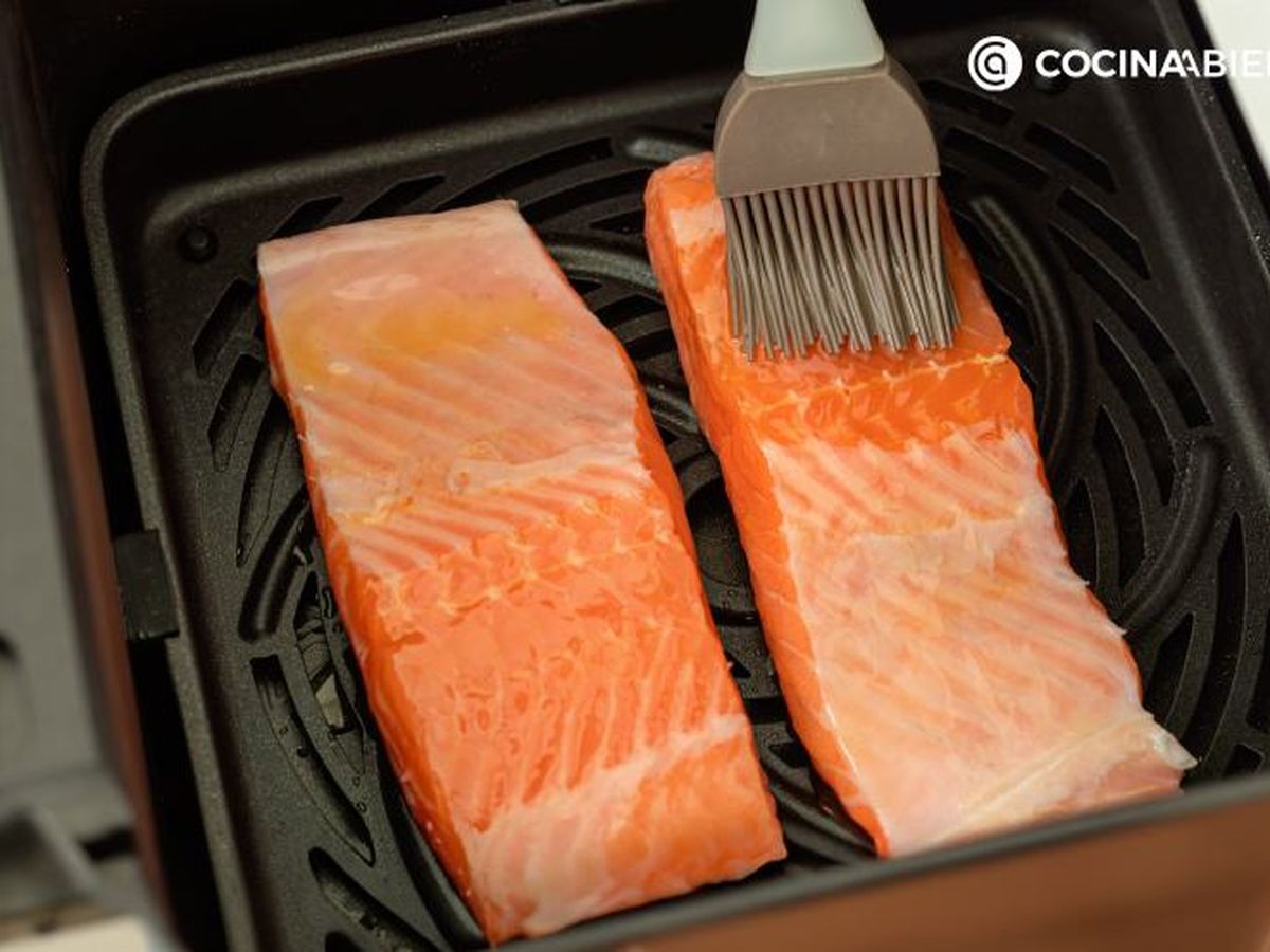 Con una brocha, untamos los filetes con la mezcla