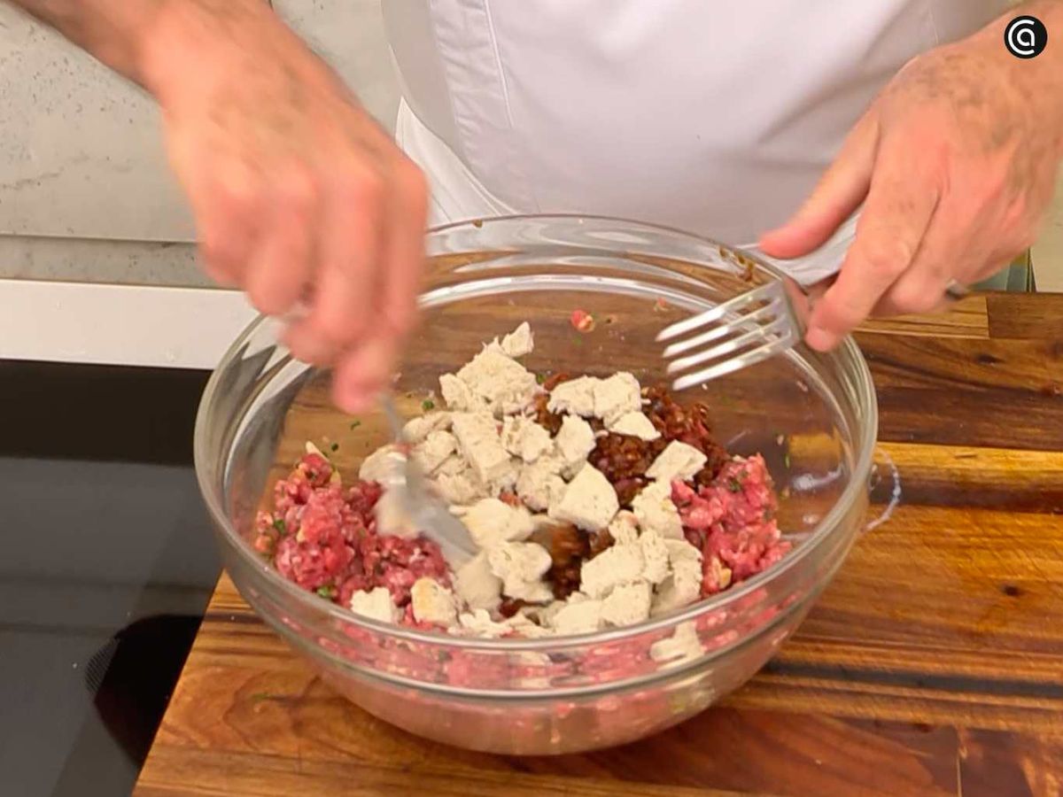 Mezcla la carne picada con la miga de pan y los tomates secos