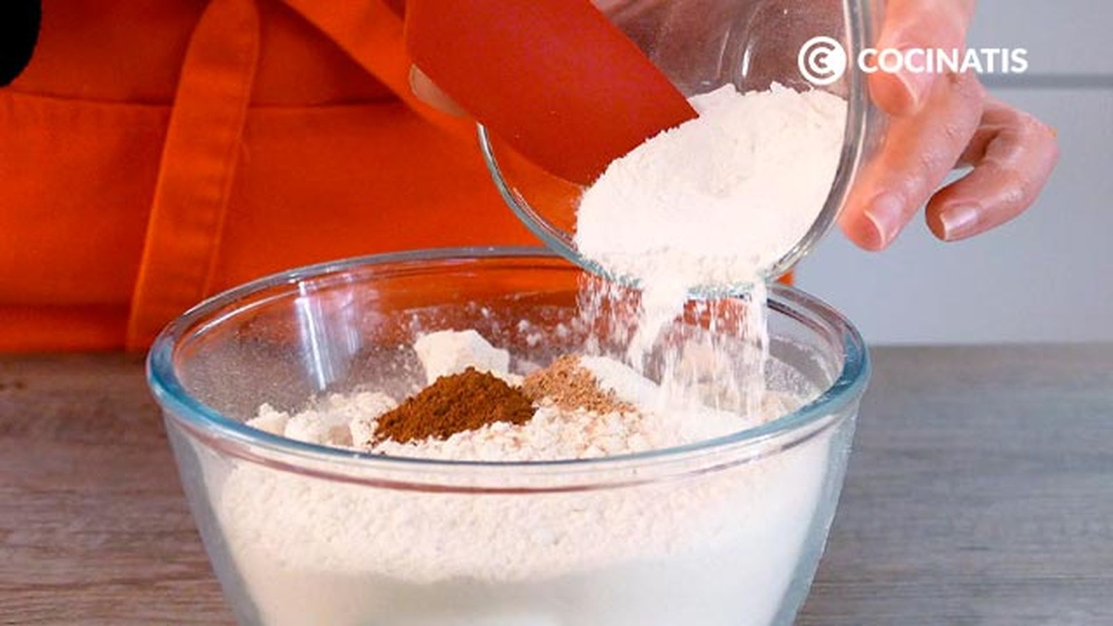 Mezcla los ingredientes secos en otro bol Receta de bizcocho de calabaza paso 4