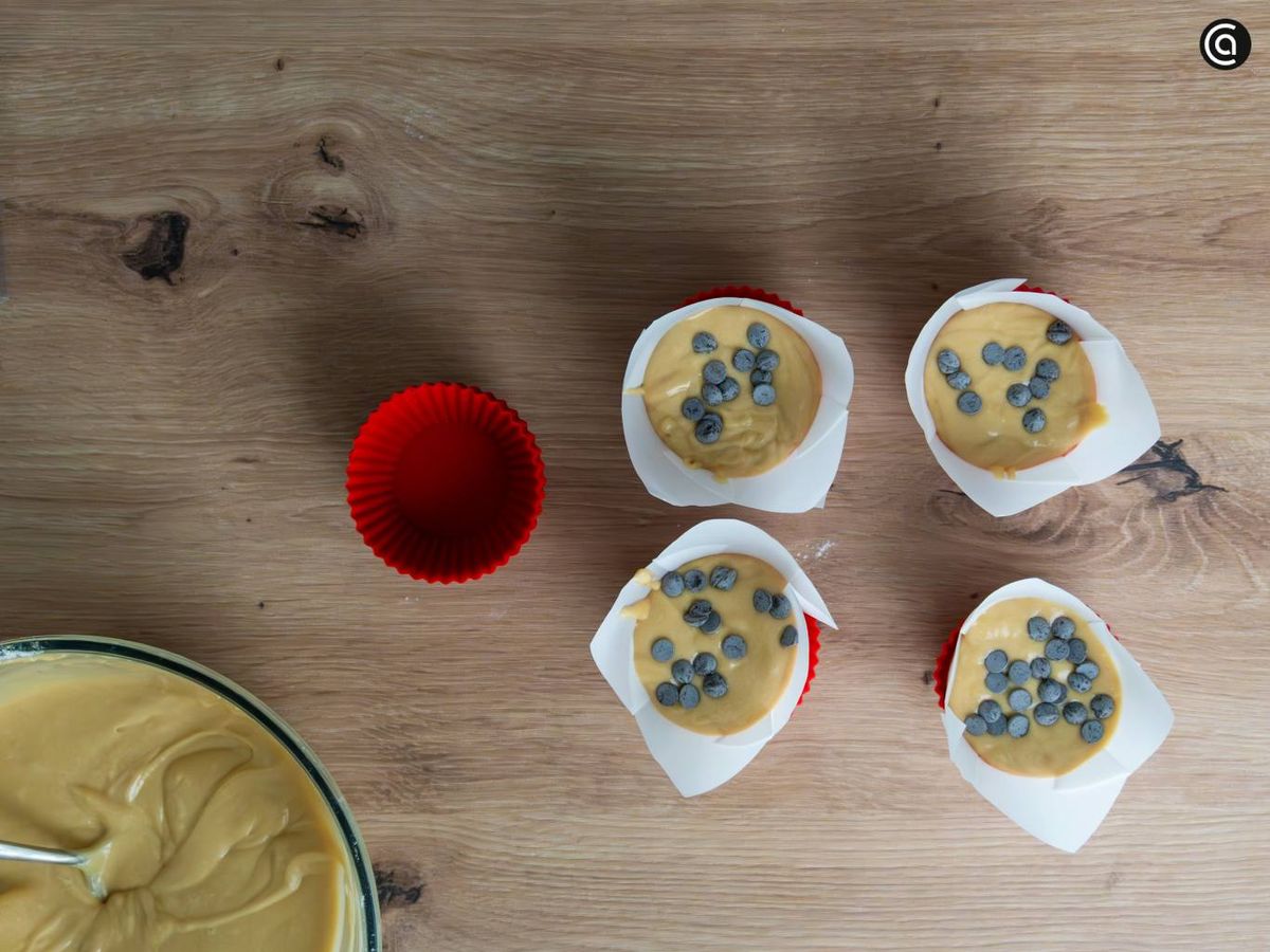 Vierte la masa en moldes