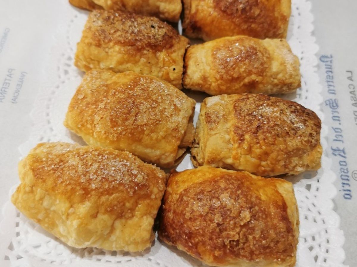Cachaps de Paterna, pequeños dulces de hojaldre rellenos de crema, una receta de origen árabe conservada durante generaciones.