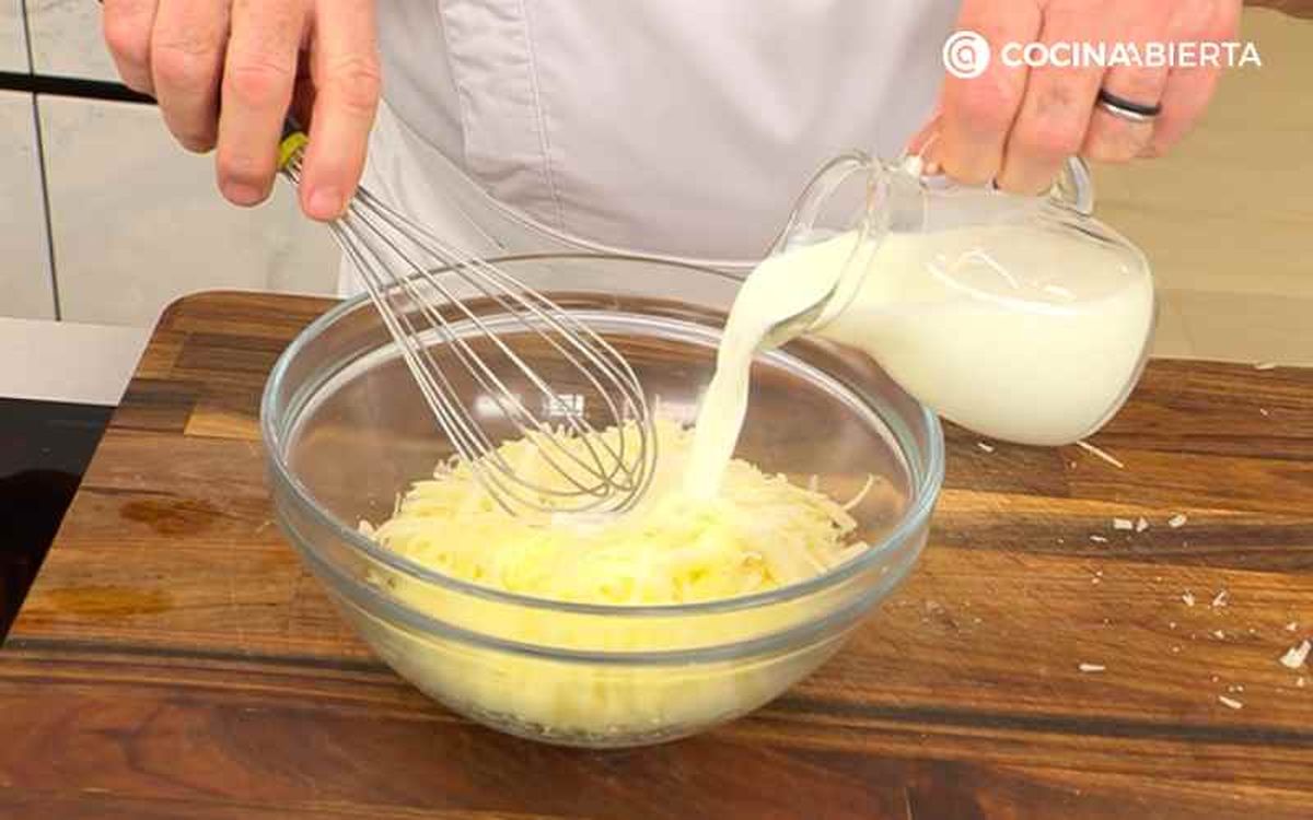 Prepara el puré de patatas con leche