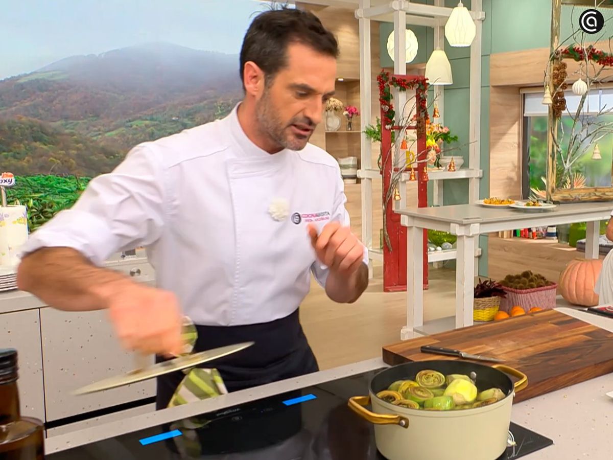 Limpia las alcachofas y cuécelas en agua con perejil