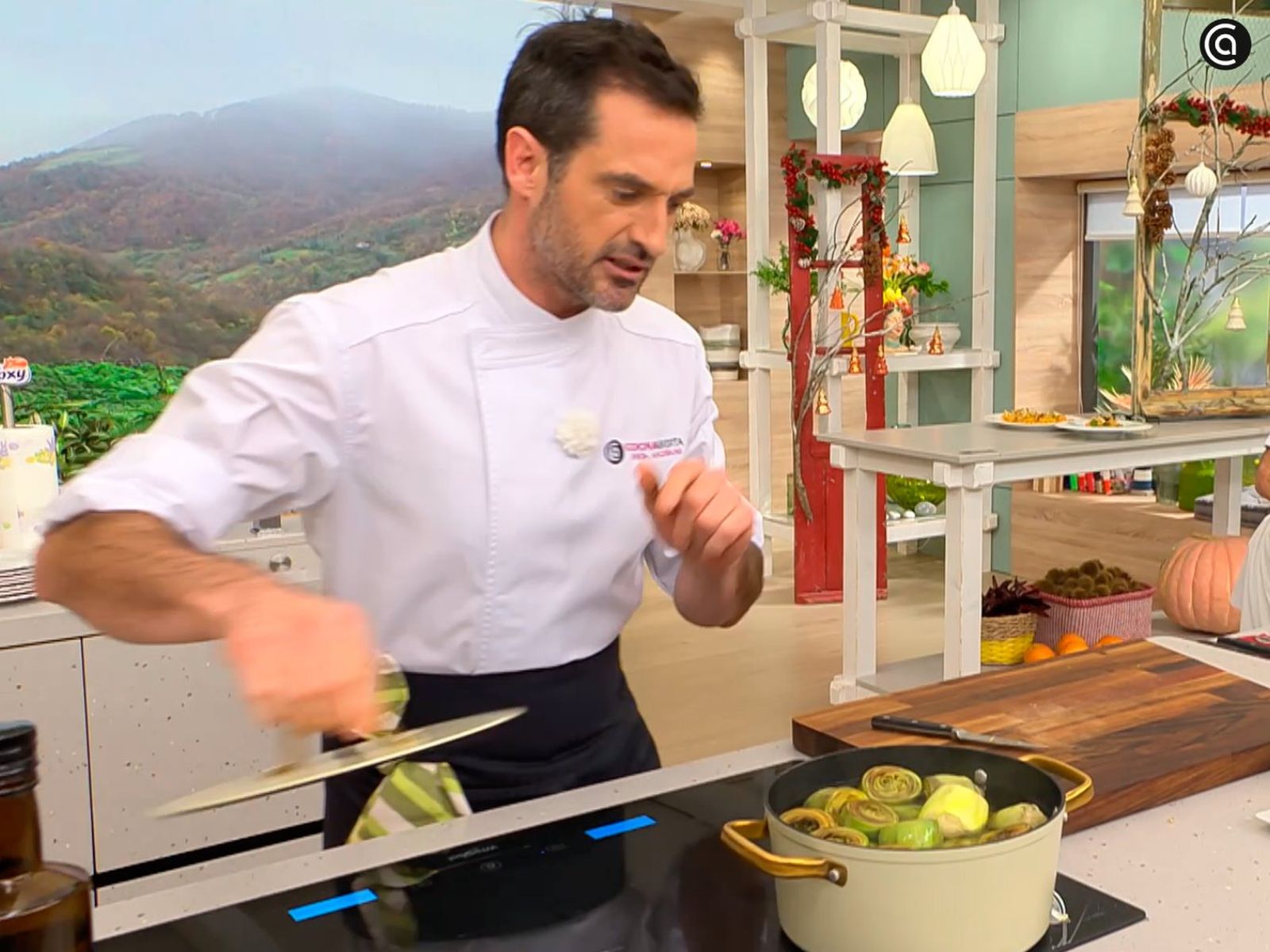 Limpia las alcachofas y cuécelas en agua con perejil