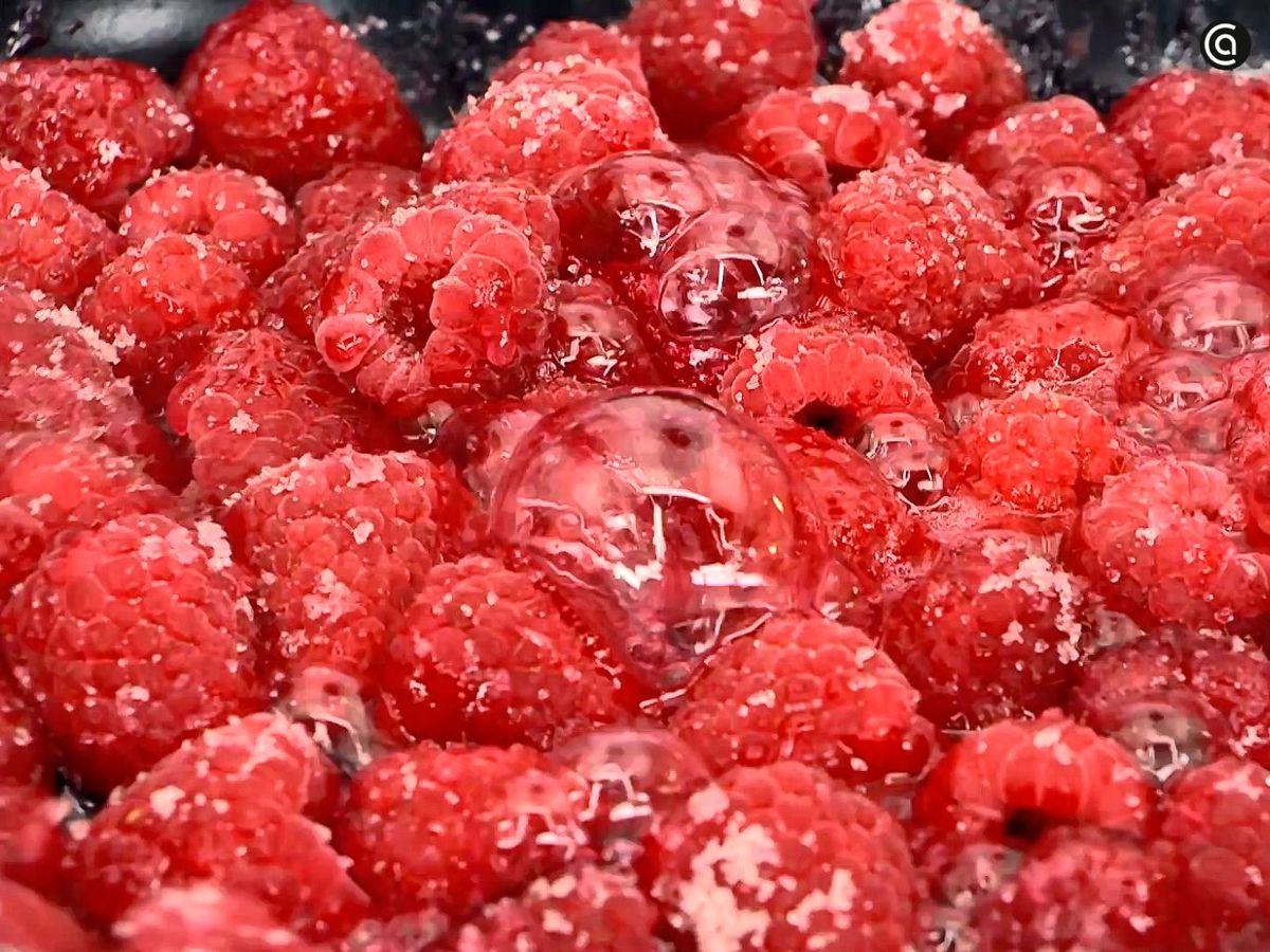 Cocina las frambuesas con el azúcar y deja enfriar el puré