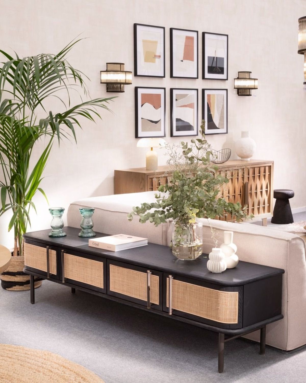 Salón con mueble auxiliar de madera oscura.