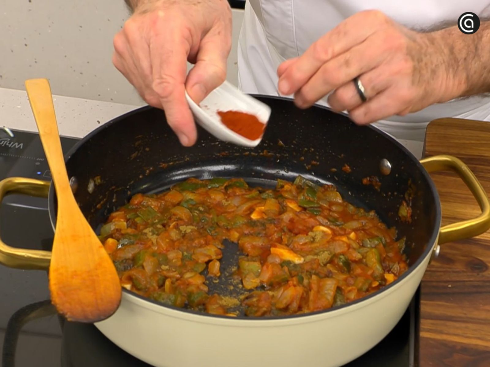 Las especias se integran con rapidez para que el pimentón no se queme y conserve su aroma.