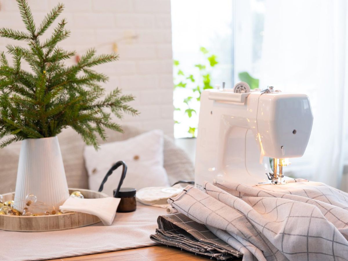 Hacer un mantel con cortinas es una buena idea para reutilizarlas.