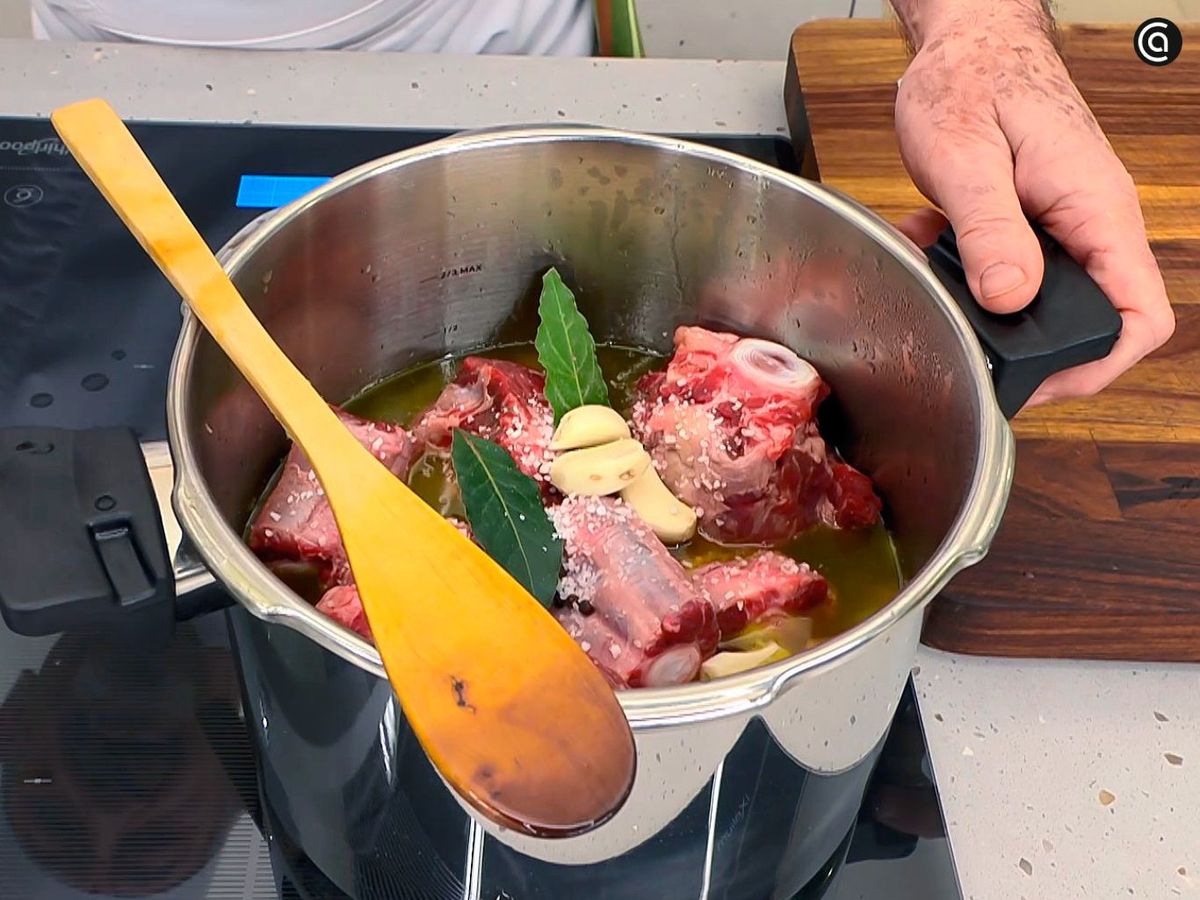 Prepara el rabo de ternera en escabeche en la olla rápida