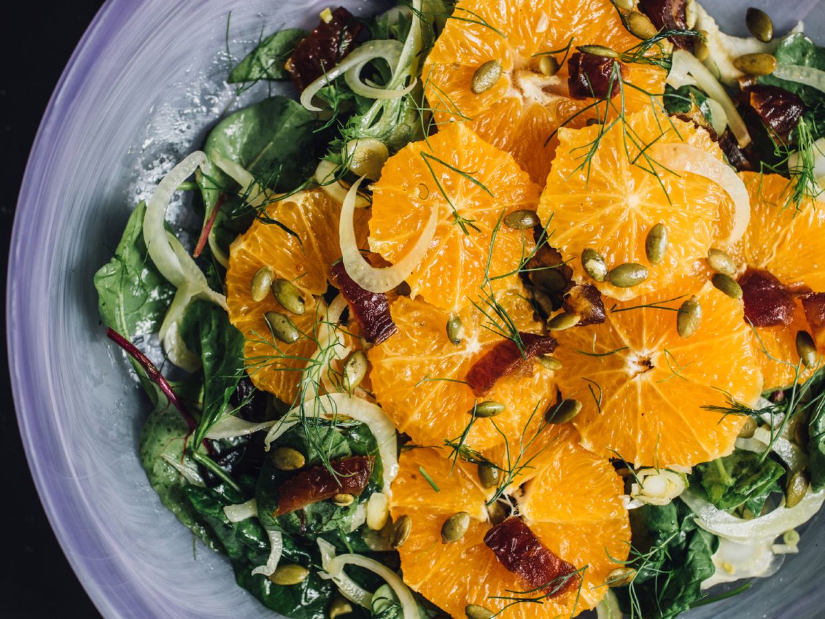Naranja, hojas verdes y elementos salinos: una forma tradicional de entender el equilibrio en la cocina andaluza.