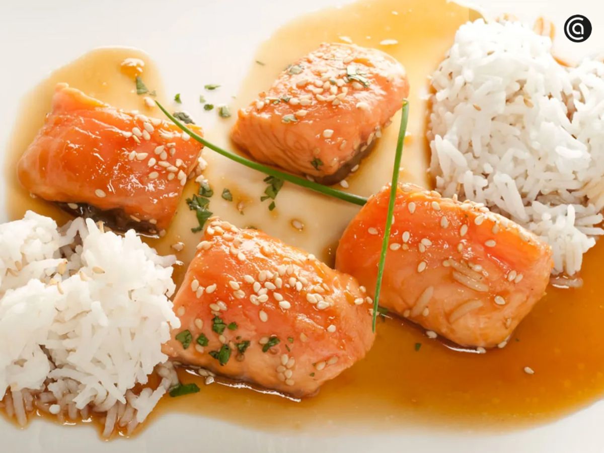 Salmón glaseado en salsa teriyaki acompañado de arroz basmati y sésamo tostado.