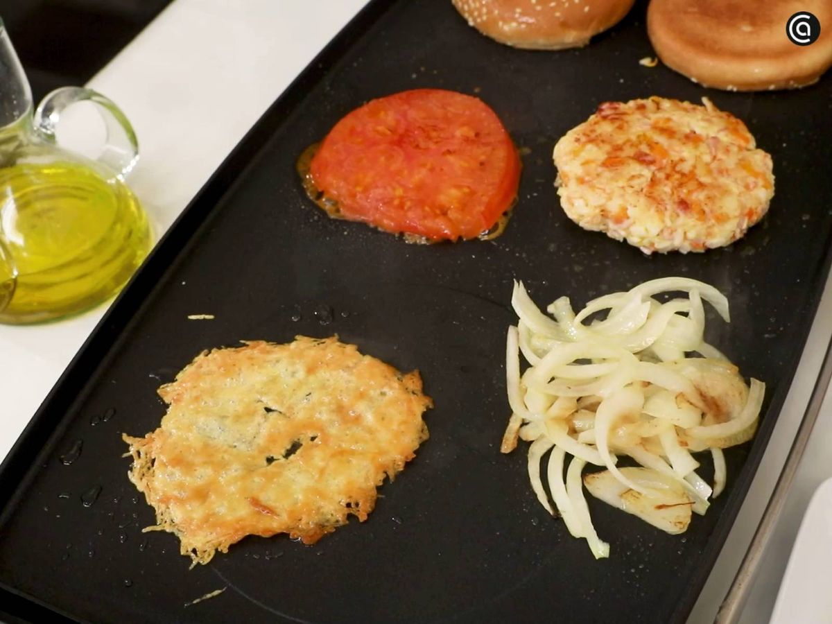 Cocina las hamburguesas a la plancha