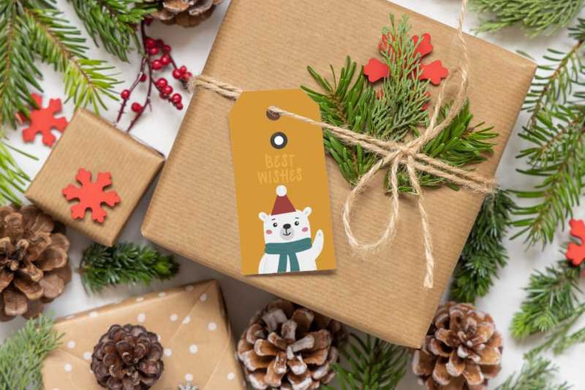 Regalo envuelto en papel kraft con etiqueta navideña de oso polar.