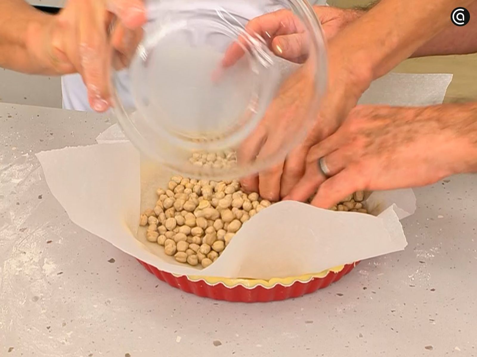 Hornea la masa colocando garbanzos encima para que no suba Hornea la masa colocando garbanzos encima para que no suba