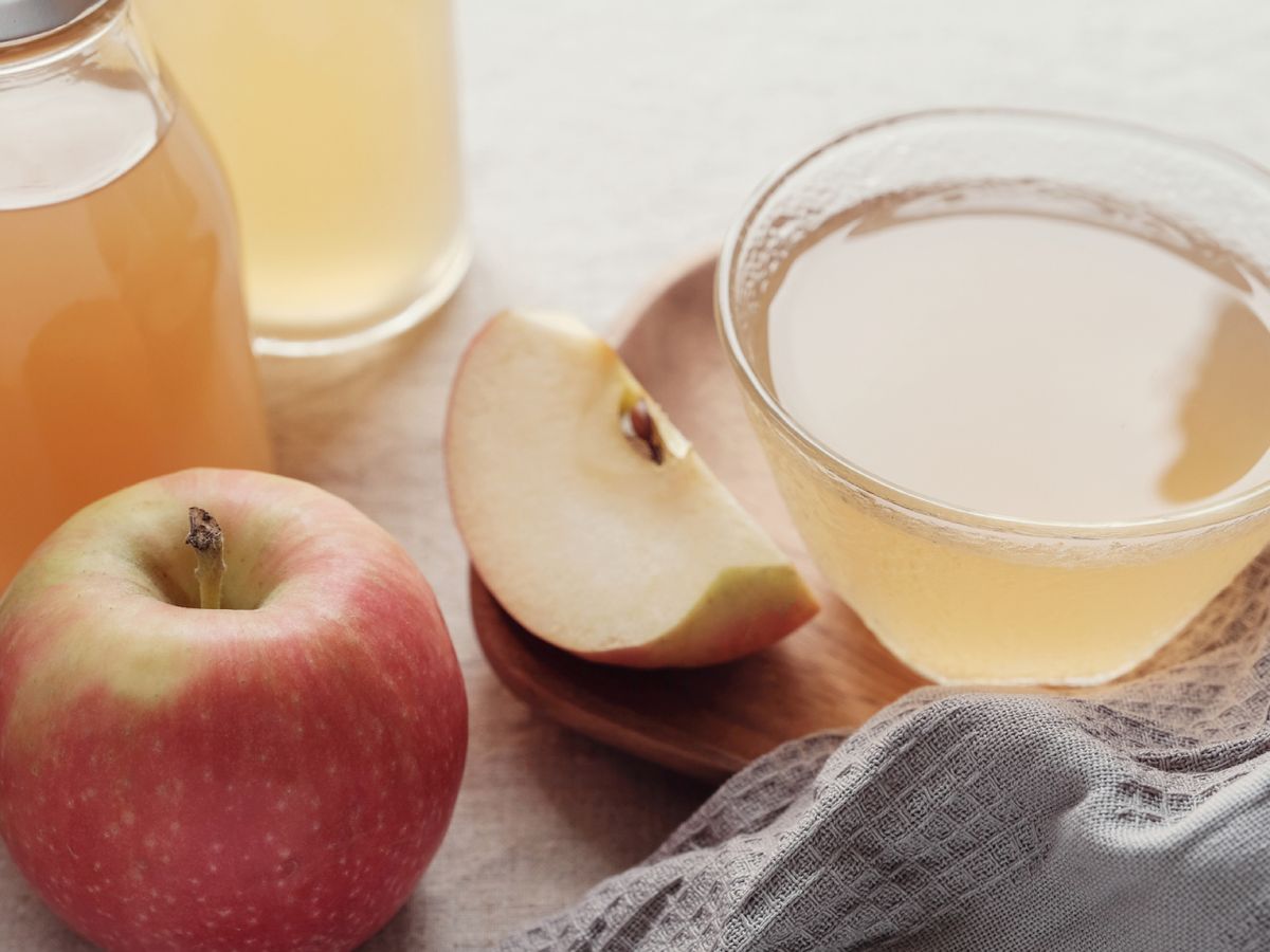 Un producto sencillo, versátil y lleno de propiedades: del frasco de fermentación al vaso, el vinagre de manzana es un aliado natural.