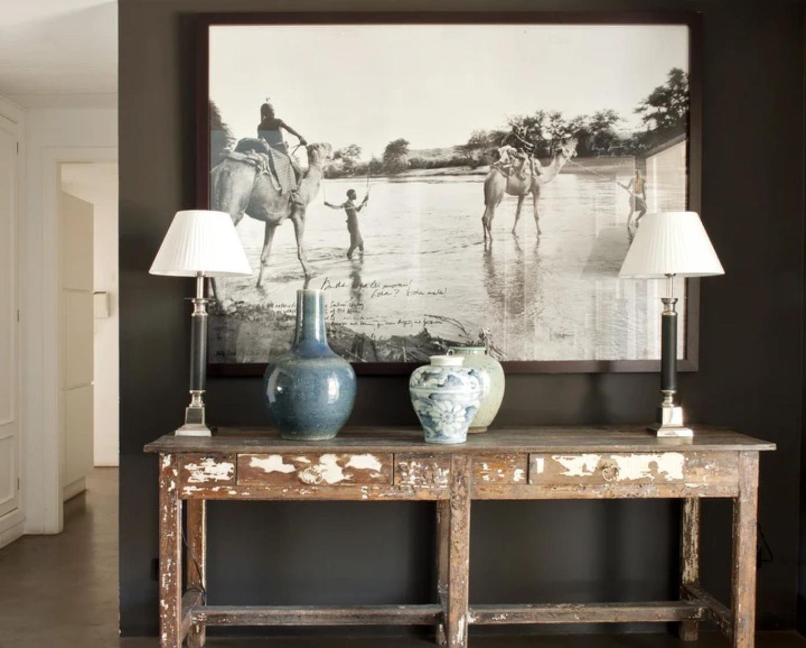 Mueble antiguo con jarrones retro. Mueble antiguo con jarrones retro.