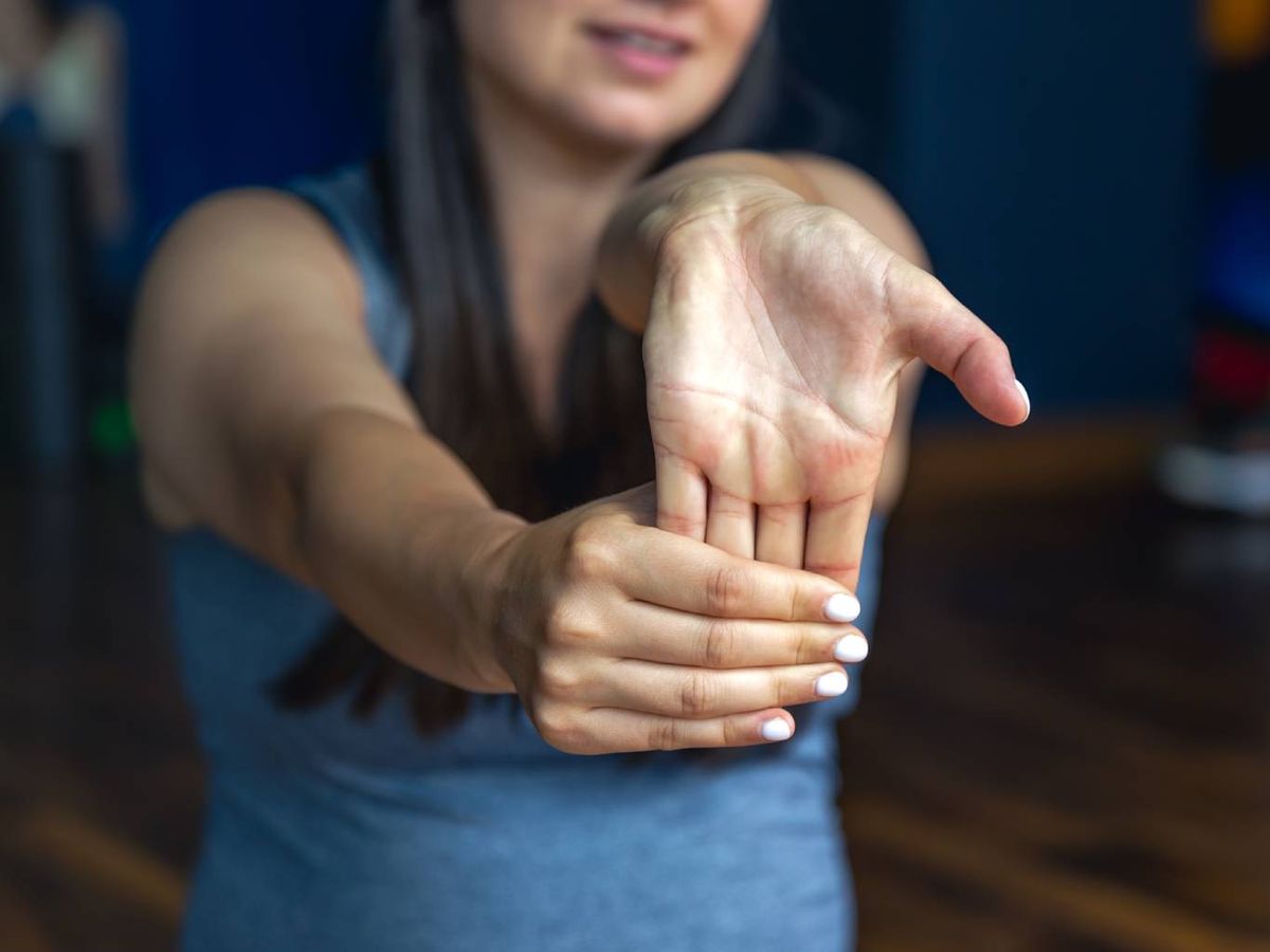 Tanto hombres como mujeres, pueden beneficiarse de unos brazos más fuertes.