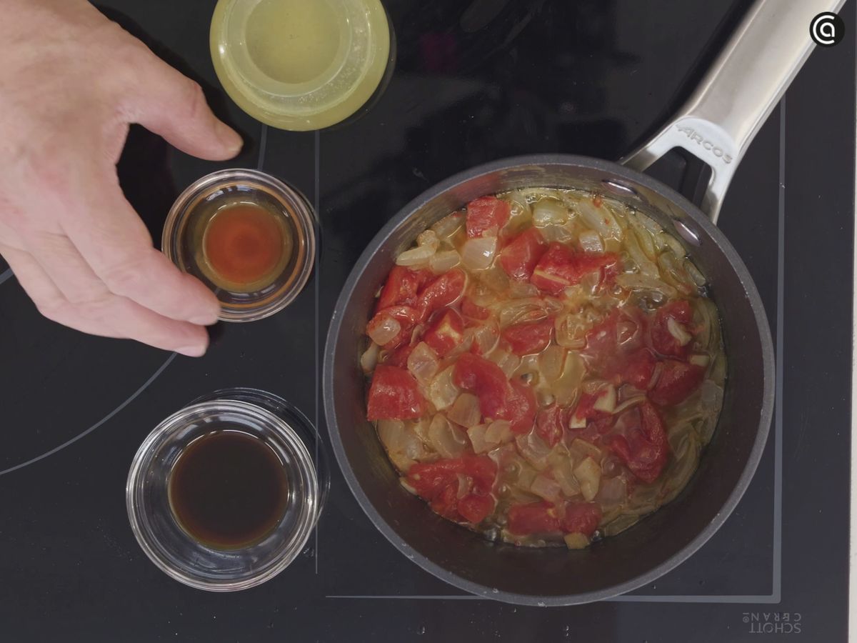 Añade el tabasco, la salsa Perrins y la cerveza