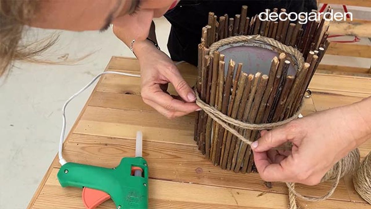 como hacer una maceta reciclando bote pintura paso 6