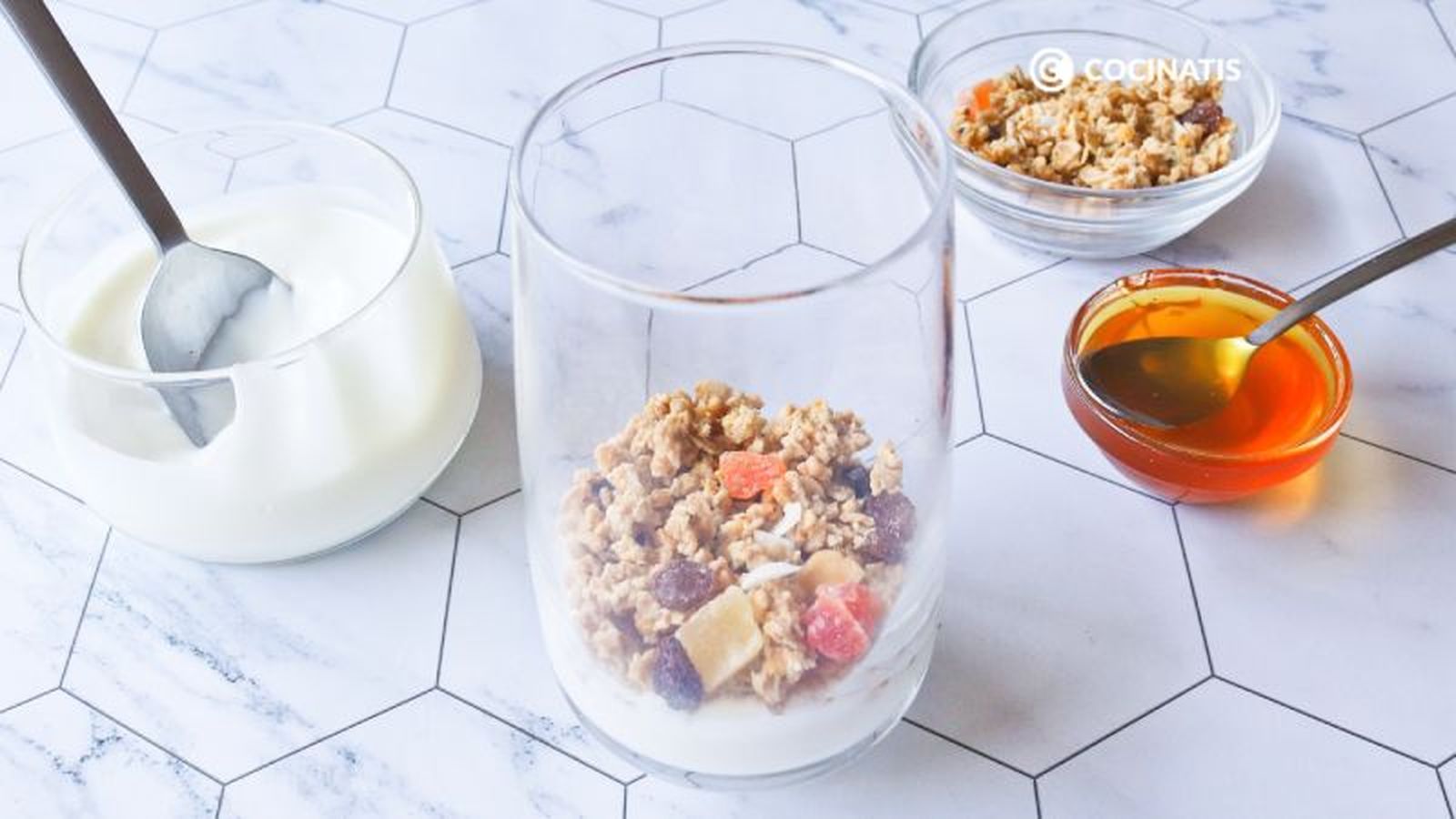 Primeras capas del parfait con yogur, miel y cereales Primeras capas del parfait con yogur, miel y cereales