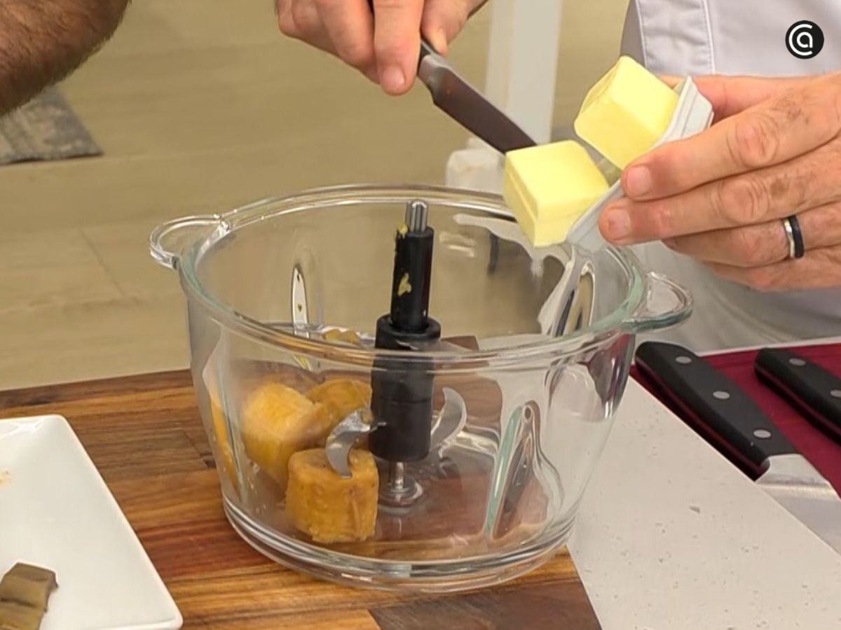 El plátano se convierte en una crema espesa al triturarlo con la mantequilla.