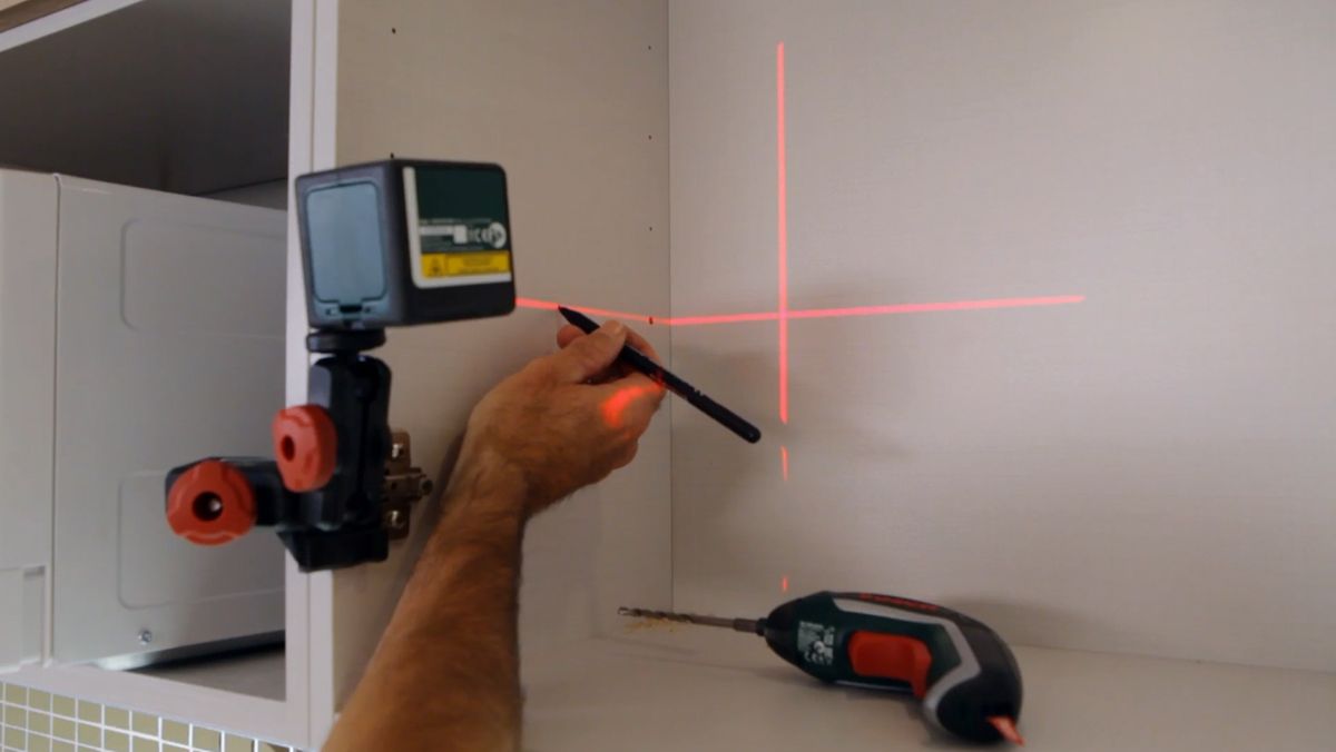 Colocar balda de cristal en el interior de un armario de cocina paso 5