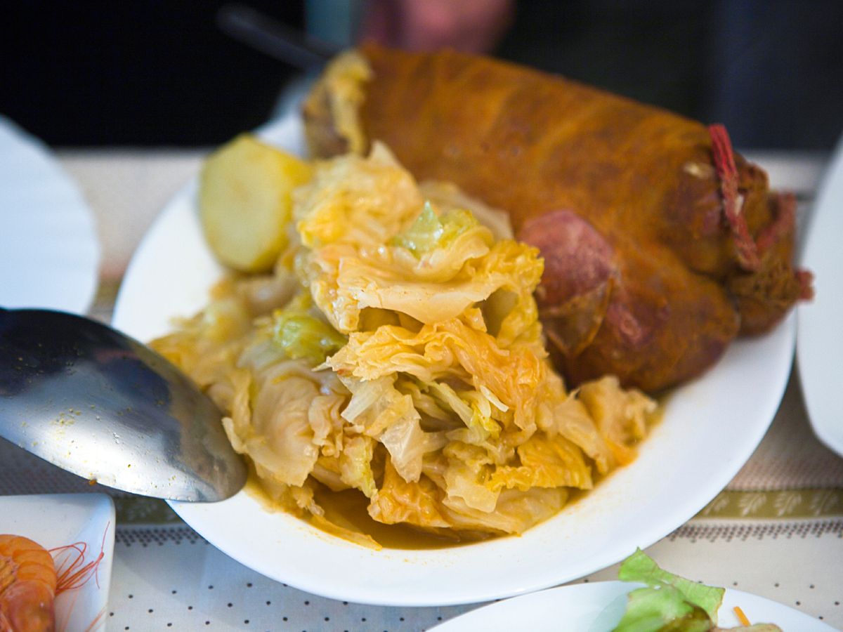 Acompañado de berza el botillo forma parte de esa gastronomía muy ligada a un territorio.