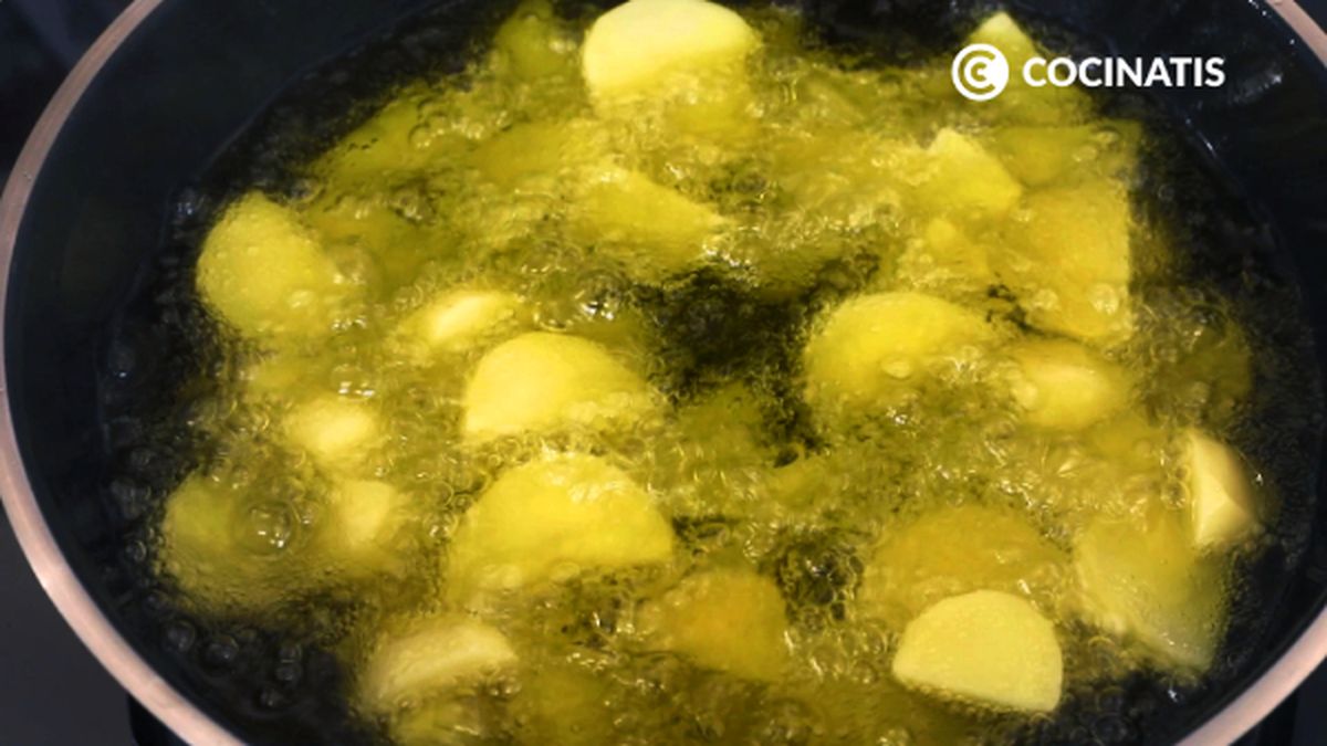 receta huevos rotos con gulas paso 1