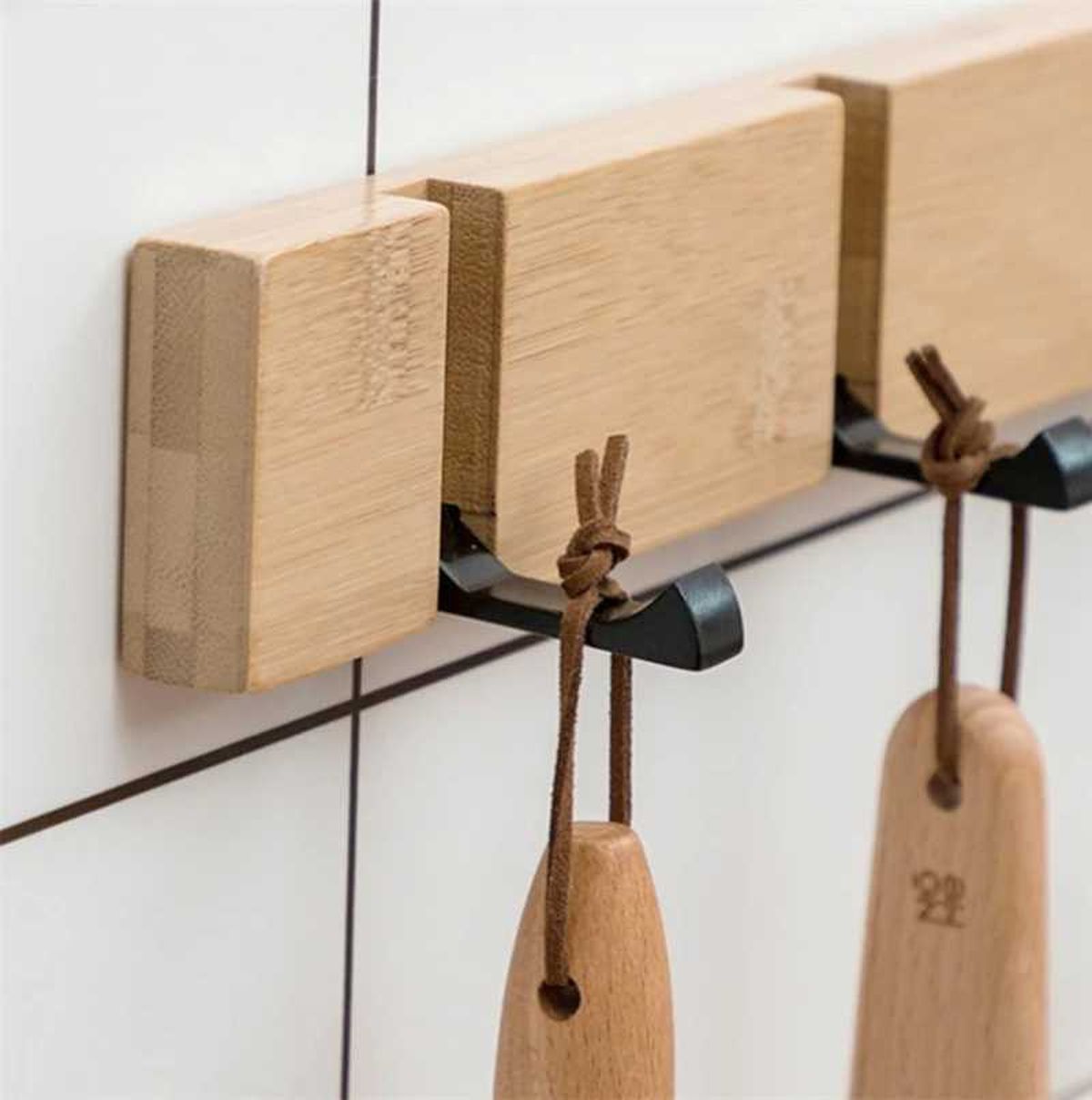 Perchero de madera para el recibidor.