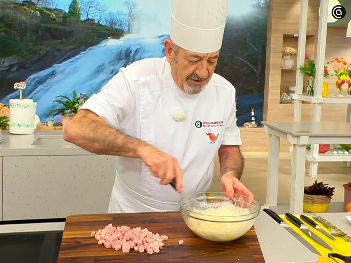 Corta el jamón en dados y mezcla los huevos con la nata