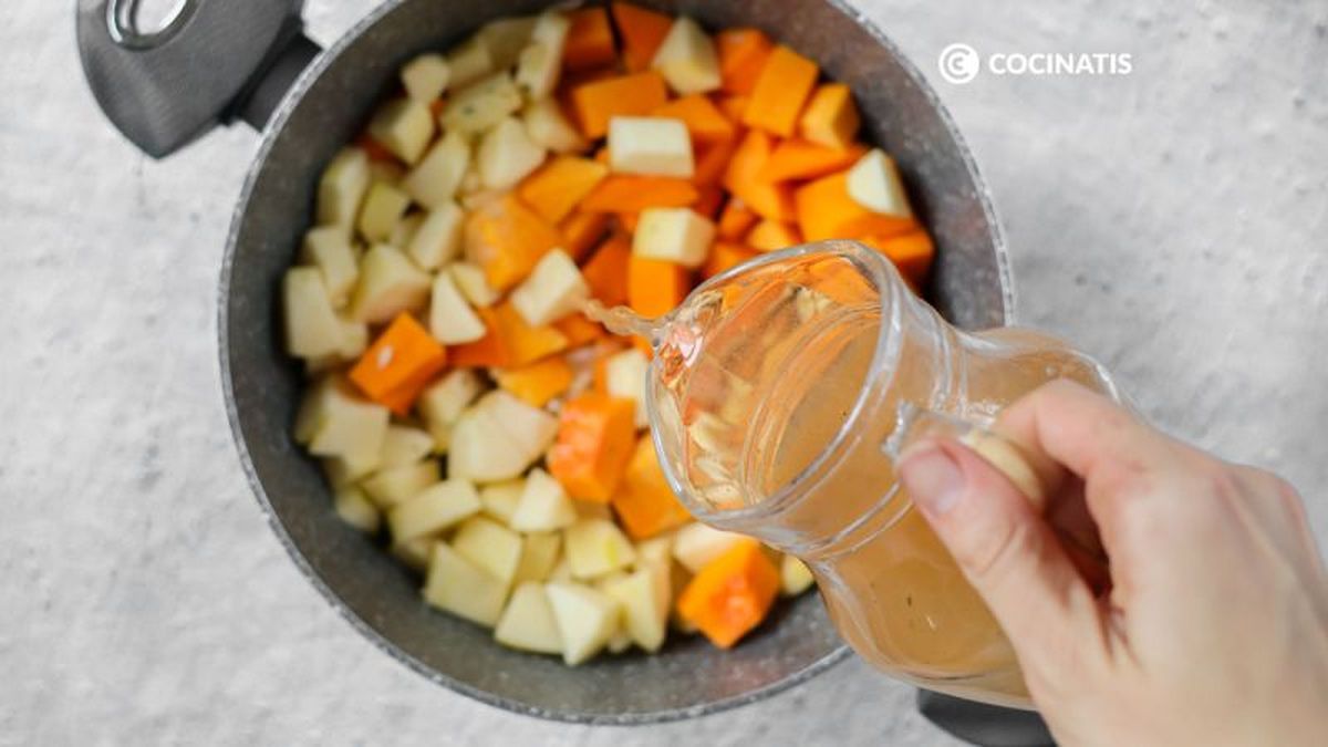 Cubrimos la calabaza y la manzana con el caldo