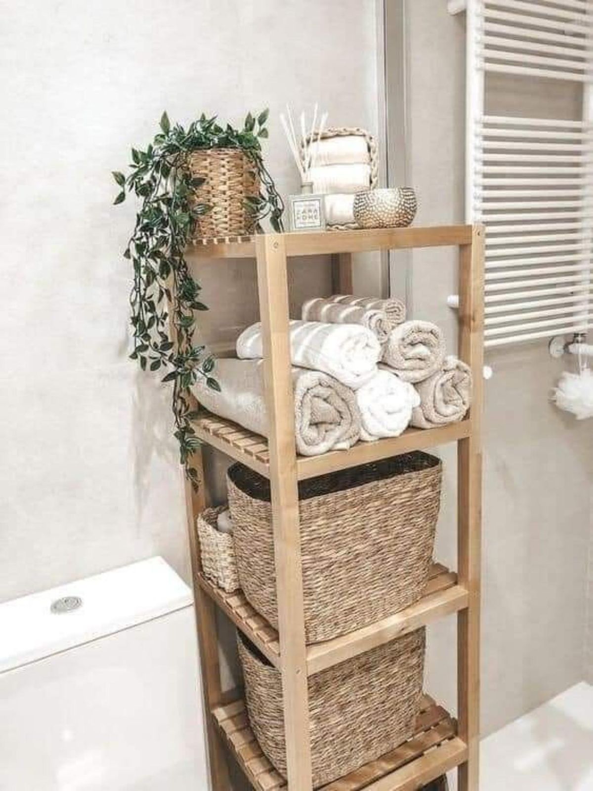 Las plantas en cestas de mimbre son perfectas para el baño.