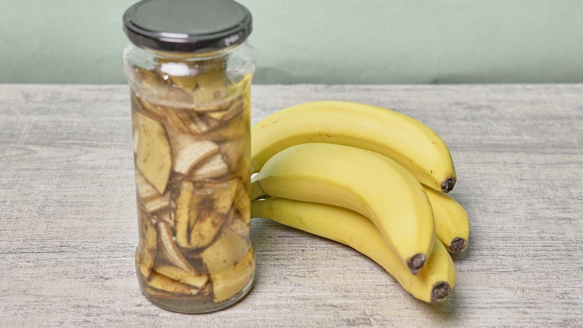 Puedes mezclar las cáscaras de plátano con otros materiales orgánicos