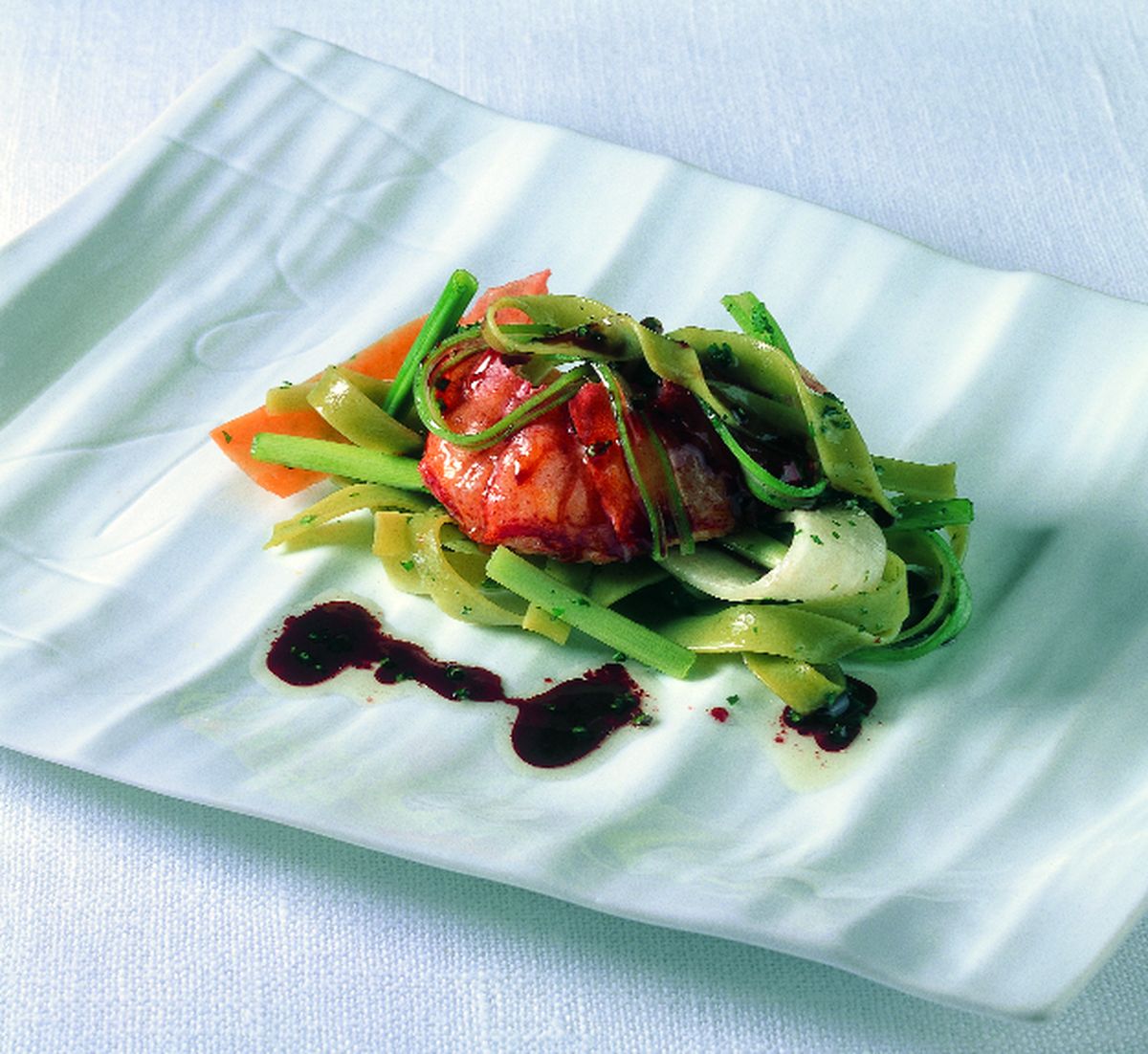 Pasta con bogavante, verduras y salsa de vino tinto