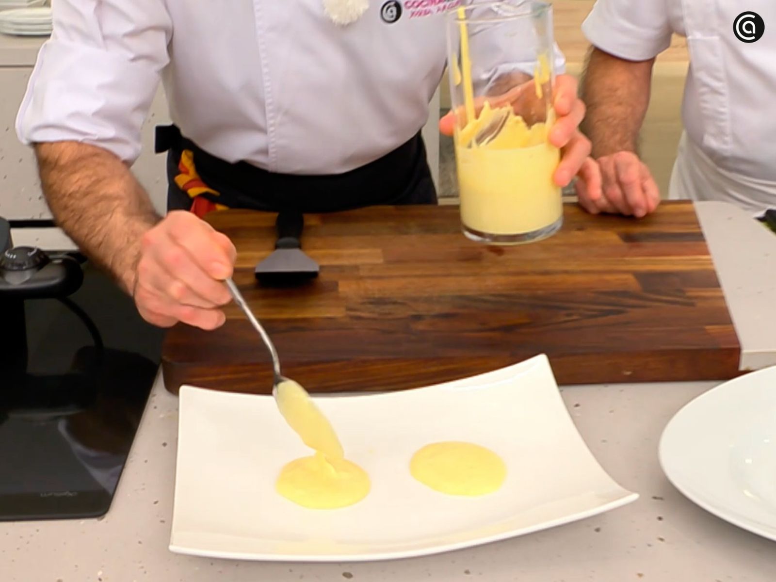 Sirve la mayonesa de huevo frito en un cuenco o como base del plato