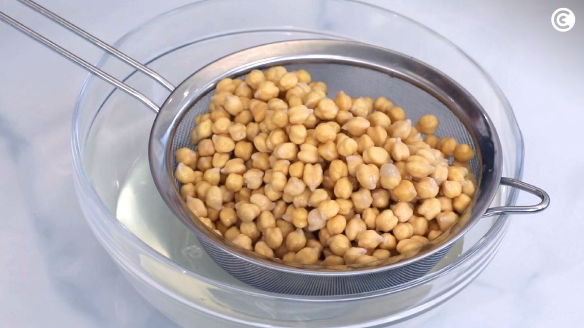 Lavar los garbanzos de bote