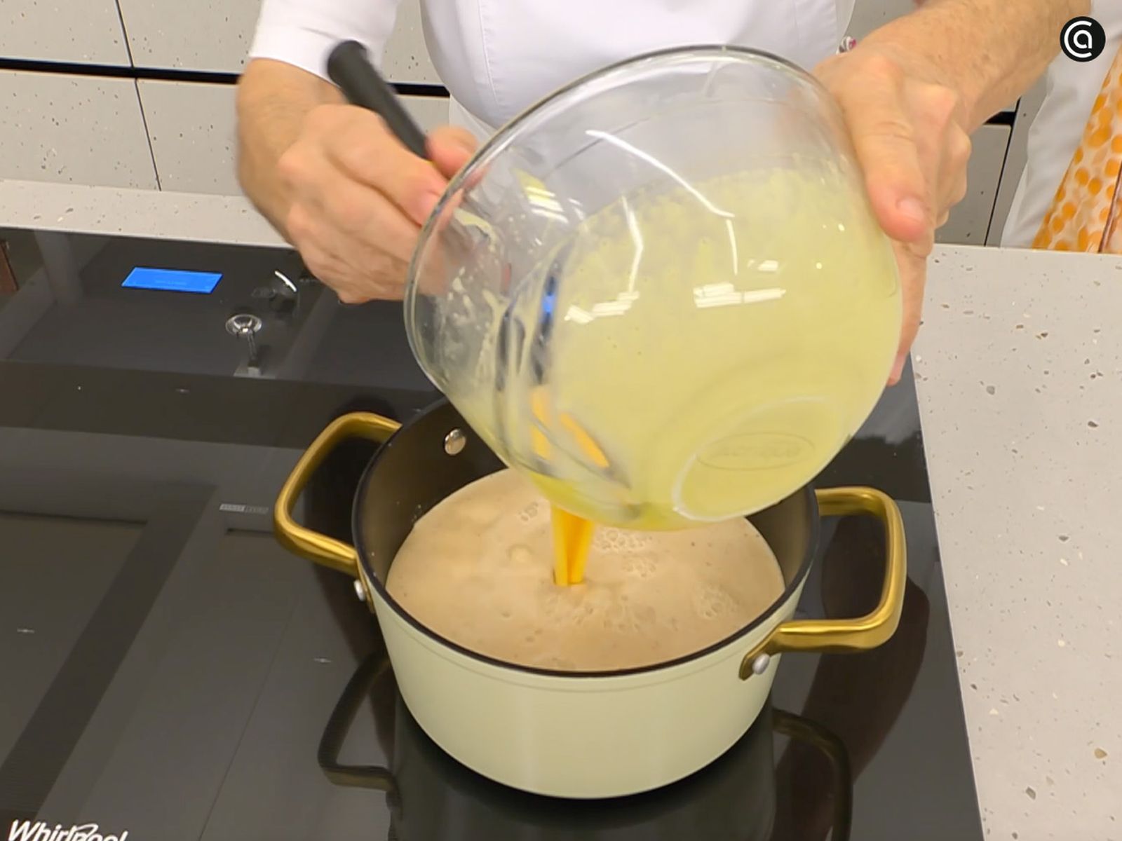 Une la mezcla de leche y turrón con la de huevos y maicena y cocina a fuego medio hasta obtener una crema espesa